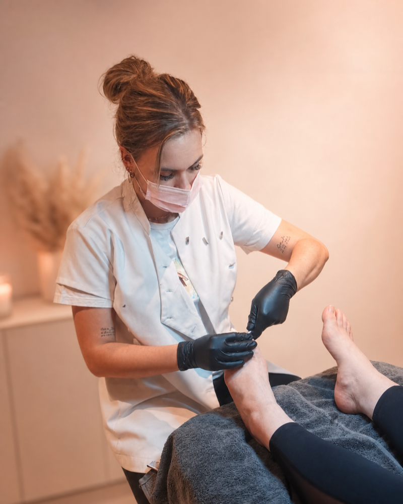 Eline van Daal tijdens een professionele pedicurebehandeling in rustige omgeving